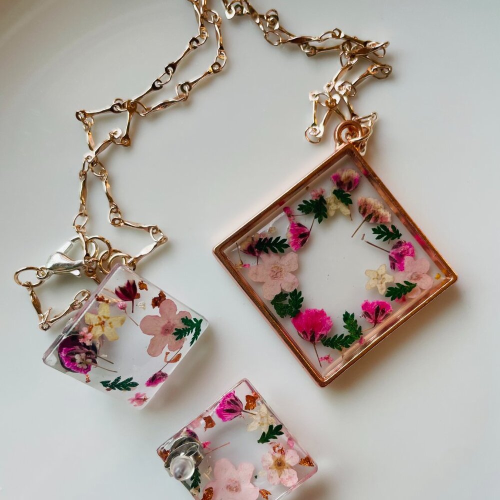 Rose Gold 14" Pink Flowered Resin Necklace and Earing Set - Picture 3 of 4